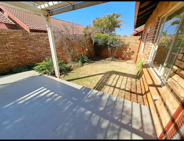 3 BEDROOM TOWNHOUSE FOR SALE IN ROOIHUISKRAAL NORTH